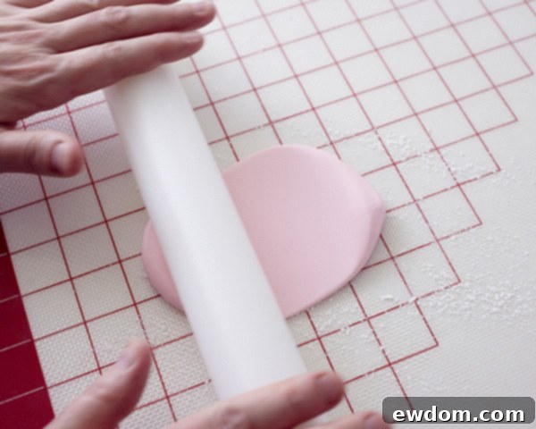 Rolling fondant for delicate Christmas cupcake wreath leaves | Cakegirls tutorial