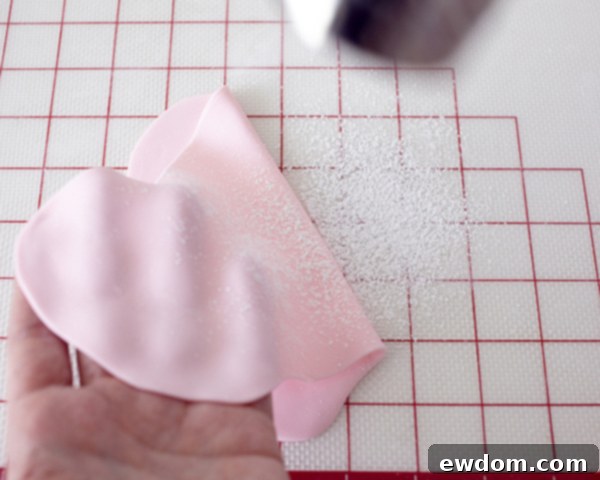 Dusting fondant with powdered sugar for easy cutting | Christmas Cupcake Wreath DIY