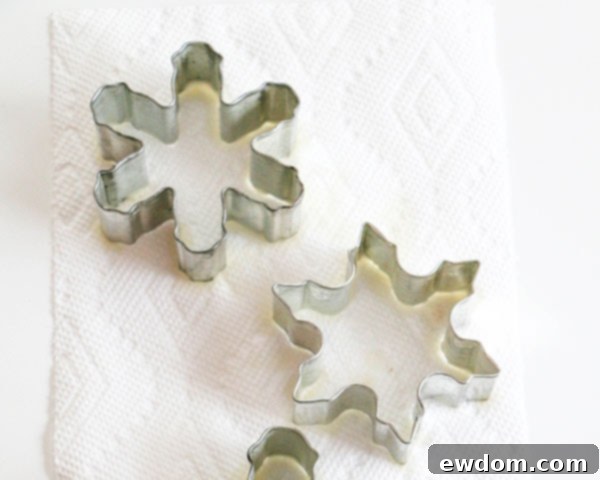 How to make candy snowflakes | by Erin Gardner for TheCakeBlog.com