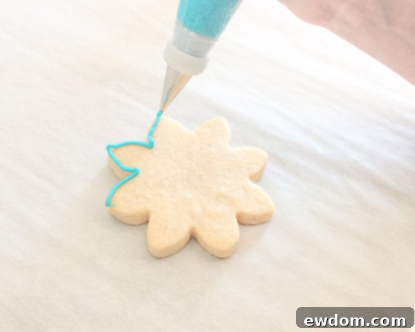 Outlining Flower Sugar Cookies with Piping Consistency Royal Icing | Precision Decorating